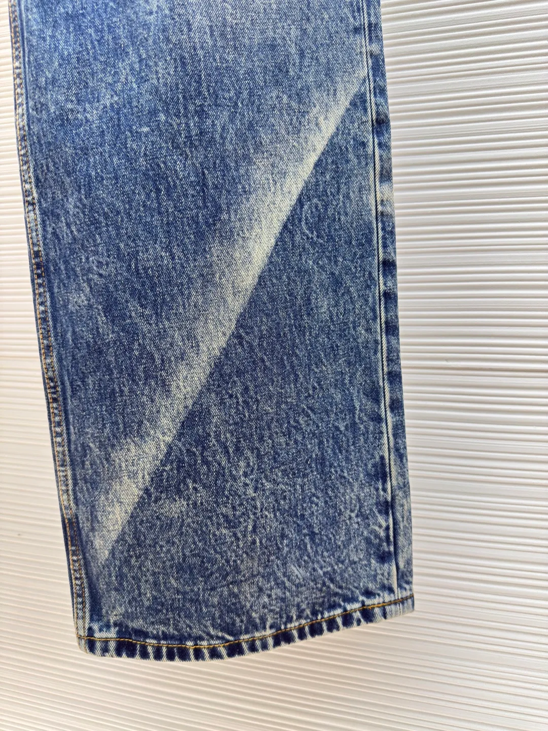 LOUIS VUITTON sun-faded jeans ●Authentic product: purchased and developed for 14800 ●Item number: 1680025-B45 ●Material: denim denim ●Technology: sun-faded ●Version: fitted version ●Size: 30-32-34-36 ●Weight: about 760g ●Description: Classic blue, aged and faded, full of retro tones, like something out of a 90s fashion magazine. Wear it, casual and comfortable, full of relaxation, and easily create a fashionable atmosphere. The fabric is soft and elastic, allowing you to move freely while wearing it, and it will carry the wind when you walk. The three-dimensional tailoring fits the shape of the legs, hides the flesh and makes the legs straight, and can be controlled by both pear-shaped and rectangular figures. The overall wiring is straight and delicate, the fabric is comfortable and soft, and the color is consistent without color difference. It can be matched with the same style to create a fashionable look and control various occasions. Customized accessories, complete with three standards, same style for men and women!